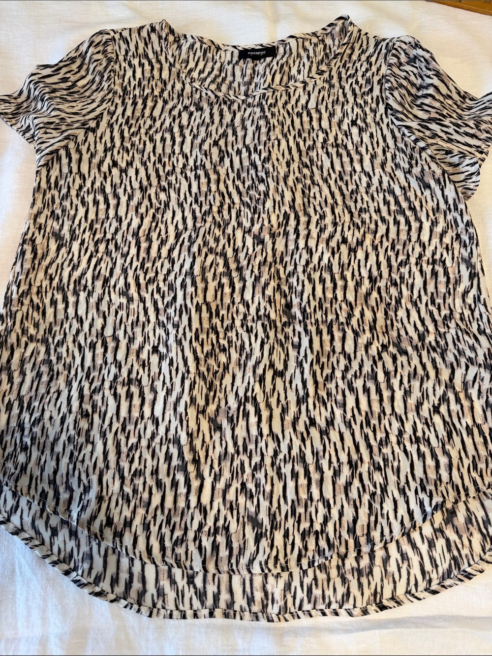 Premise Studio Black and Cream Abstract Print Short Sleeve Blouse